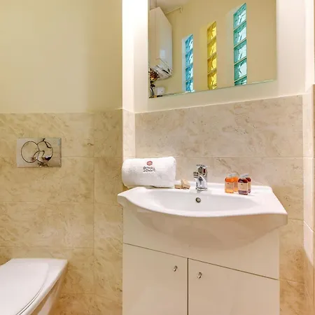 Podjazd Street By Renters Apartman